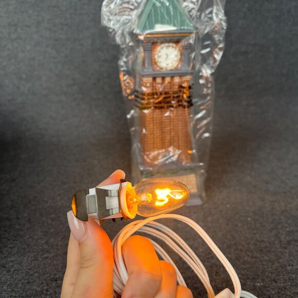 Heartland Valley 1998 Christmas Village Deluxe Lighted Clock Tower - Picture 2 of 9